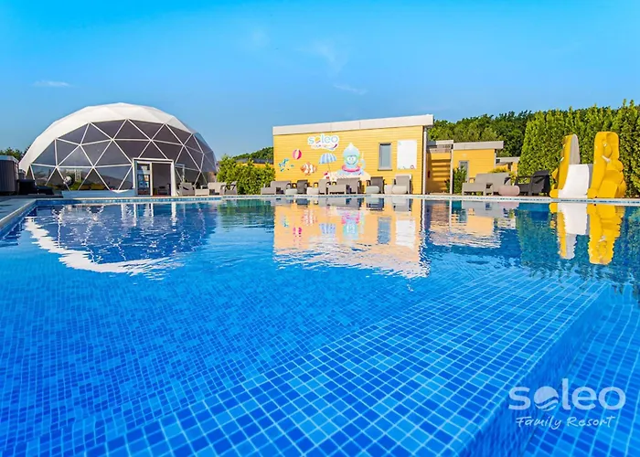 SOLEO Family Resort - domki 3 min od Morza - 3 Baseny, 3 Jacuzzi, Sauna, ANIMACJE, Małpi Gaj, 3 Sale Zabaw, 4 Place Zabaw, 2 Restauracje Rewal